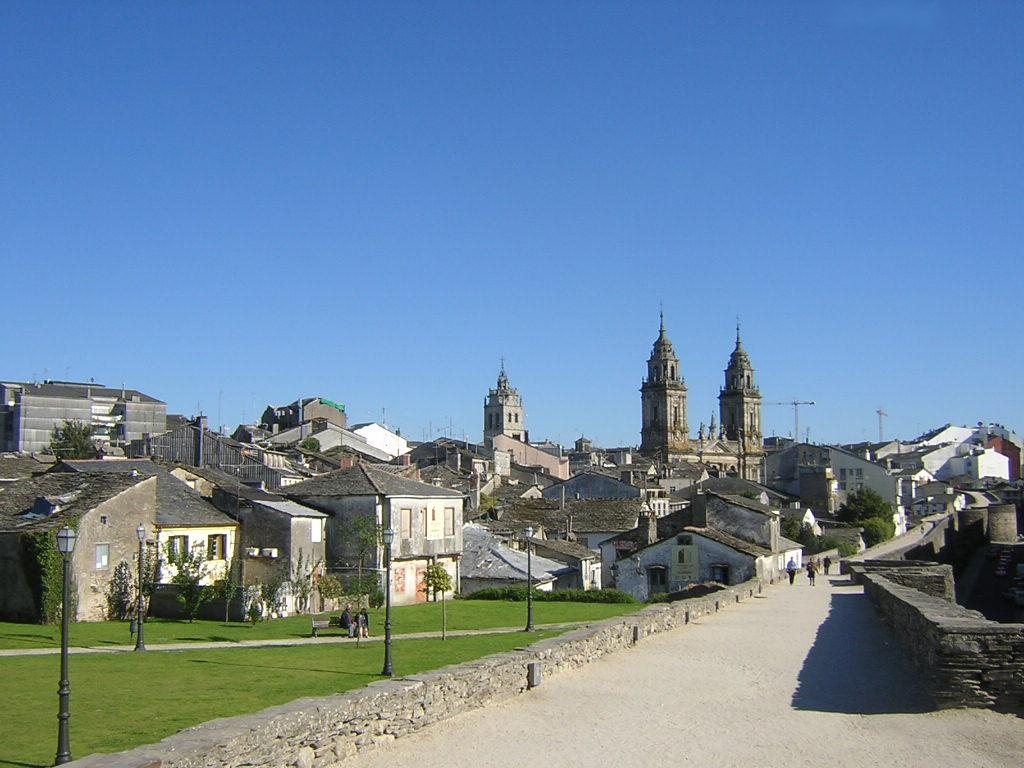 La catedral y los tejados de Lugo vistos desde el paseo de la muralla