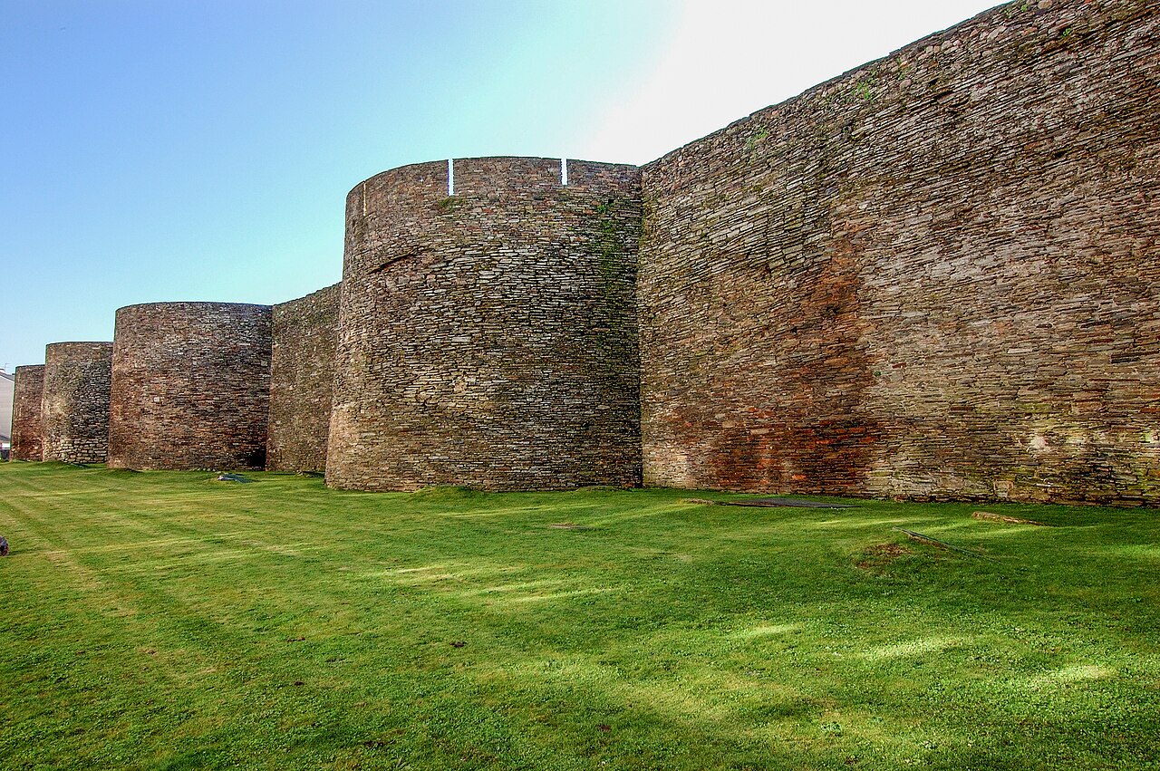 Los torreones y el lienzo exterior de la muralla romana de Lugo